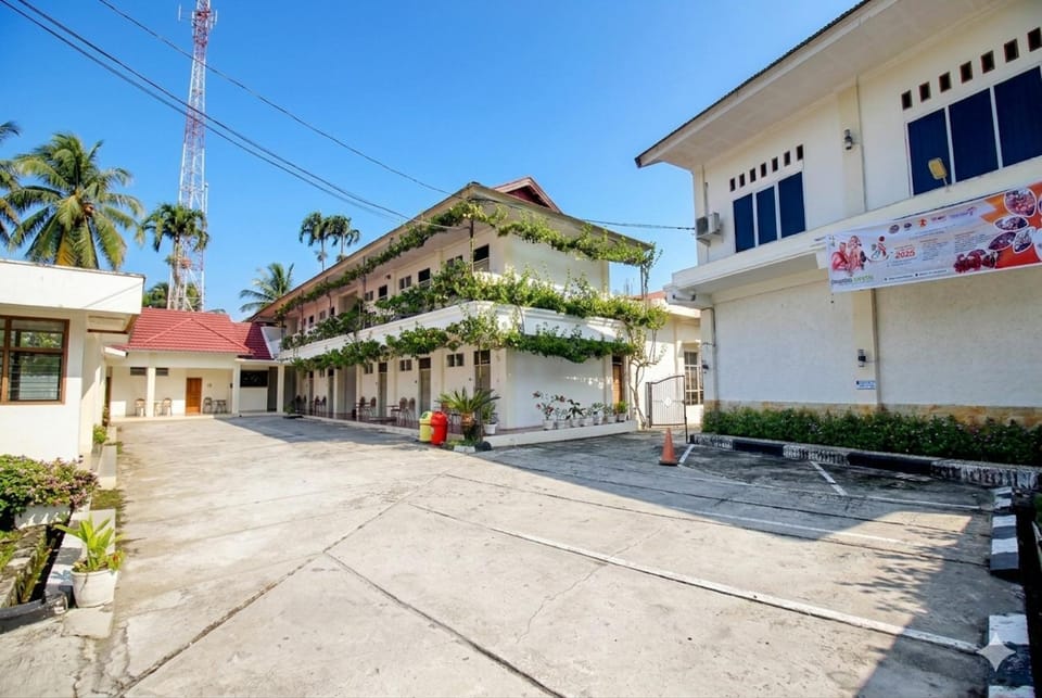 Property building, Day, Neighbourhood, Street view
