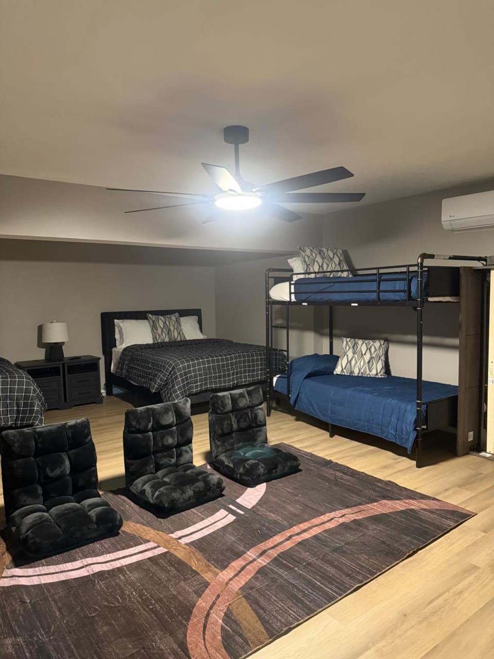 Bedroom, bunk bed