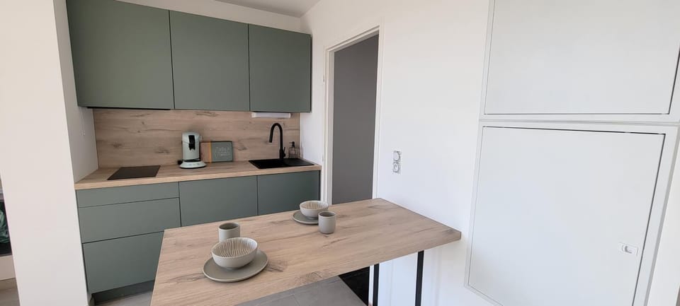 Coffee/tea facilities, Dining area, stove
