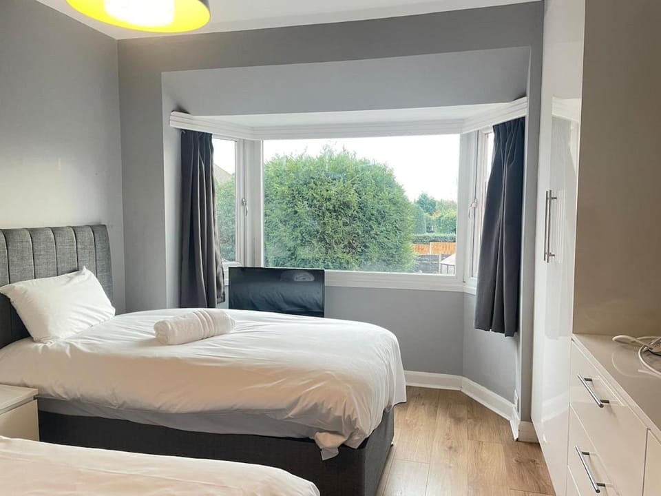 5 Bed Contractor House near NEC BHX Airport Free Parking Apartment in Metropolitan Borough of Solihull