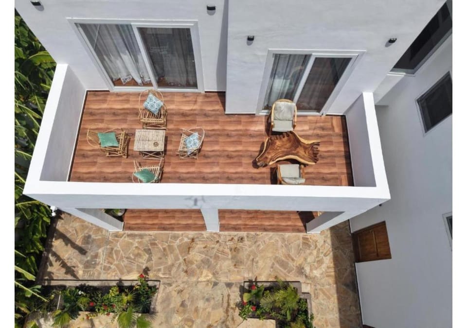 Property building, Patio, Day, Garden, Balcony/Terrace, Garden view