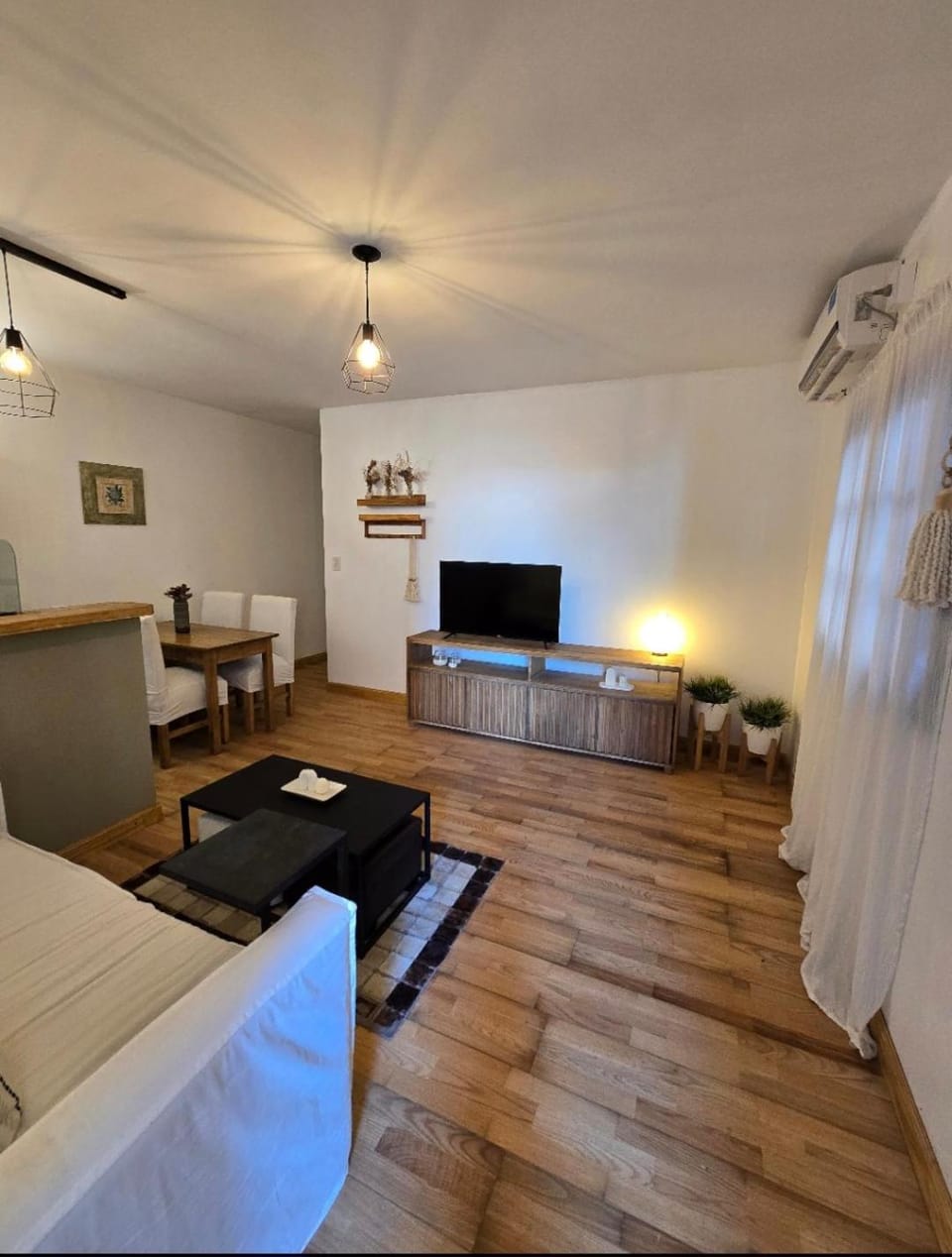 Living room, Photo of the whole room, air conditioner
