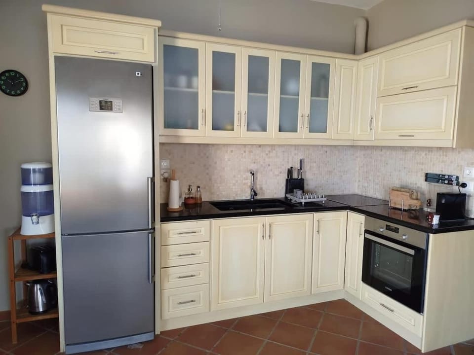 Coffee/tea facilities, Kitchen or kitchenette, oven, stove, toaster