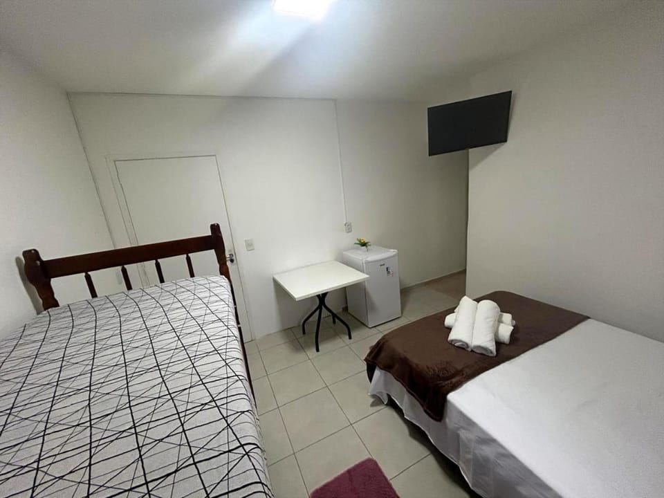 Bed, TV and multimedia, Photo of the whole room, Bedroom, towels