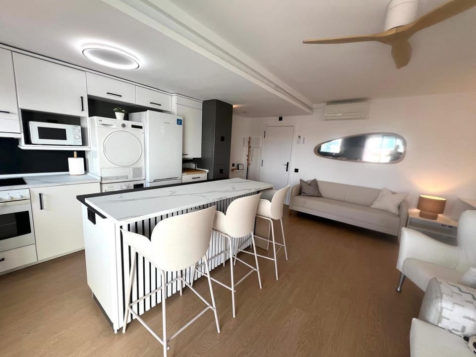 Kitchen or kitchenette, Living room, Seating area, Dining area, dishwasher, oven, pet friendly, stove