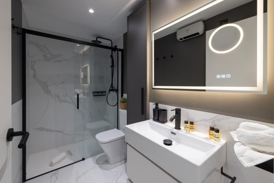 Shower, Toilet, Bathroom, towels