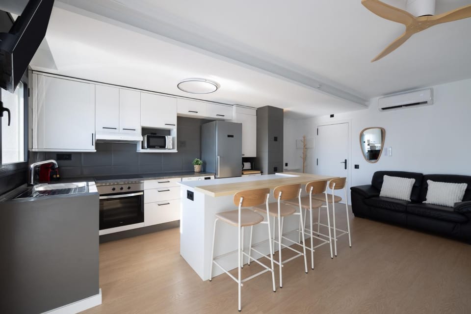 TV and multimedia, Kitchen or kitchenette, Living room, Seating area, Dining area, oven, stove