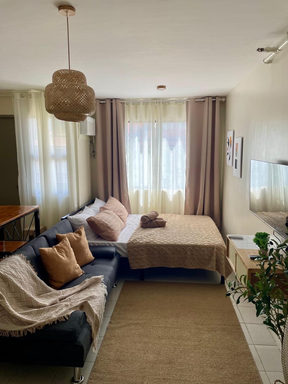 Sun Gaze Studio - Staycation Near Enchanted Kingdom Apartment in Santa Rosa
