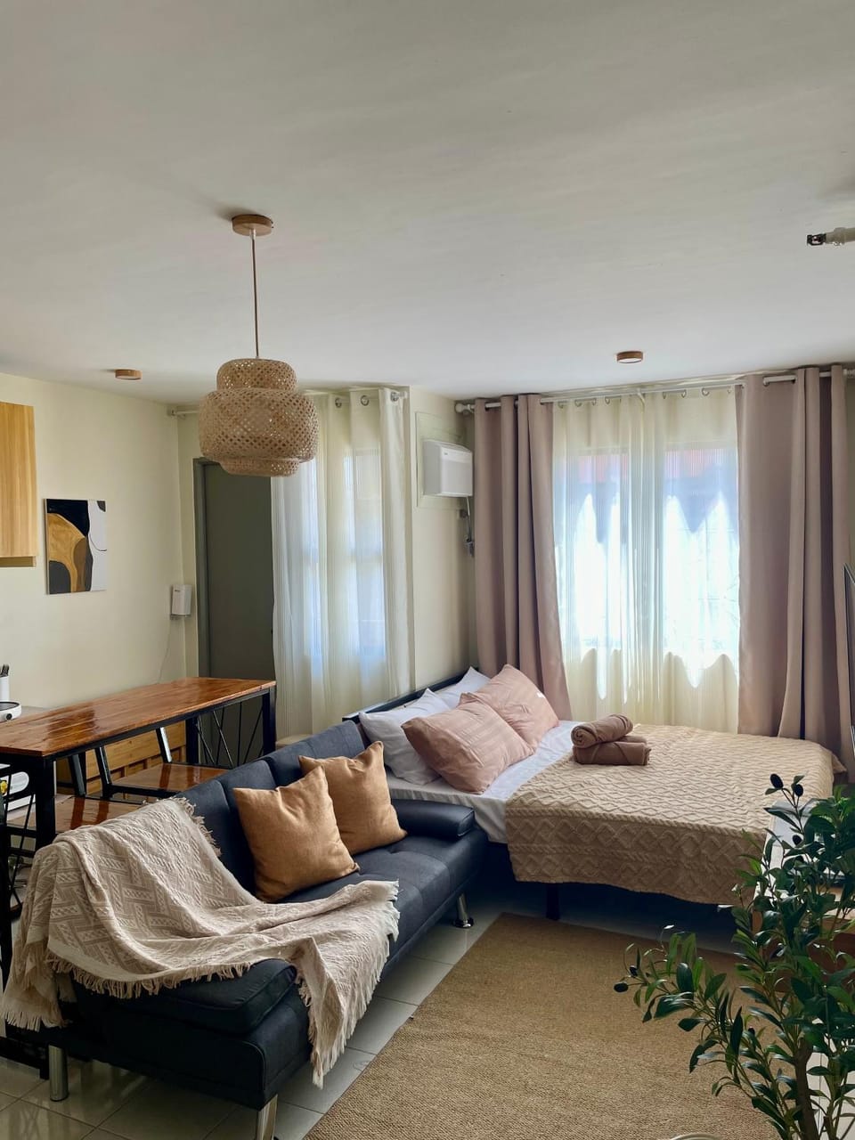 Sun Gaze Studio - Staycation Near Enchanted Kingdom Apartment in Santa Rosa