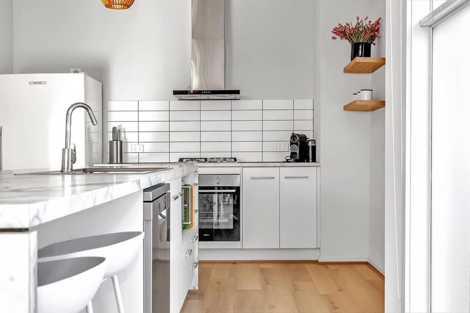 Coffee/tea facilities, Kitchen or kitchenette, dishwasher, oven, stove