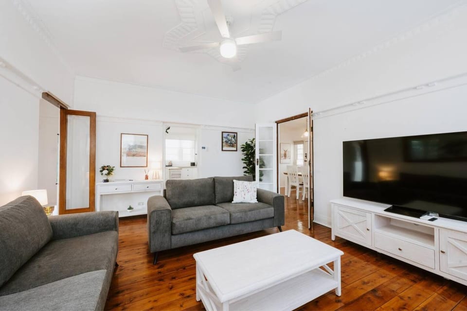 TV and multimedia, Living room, Seating area, Evening entertainment