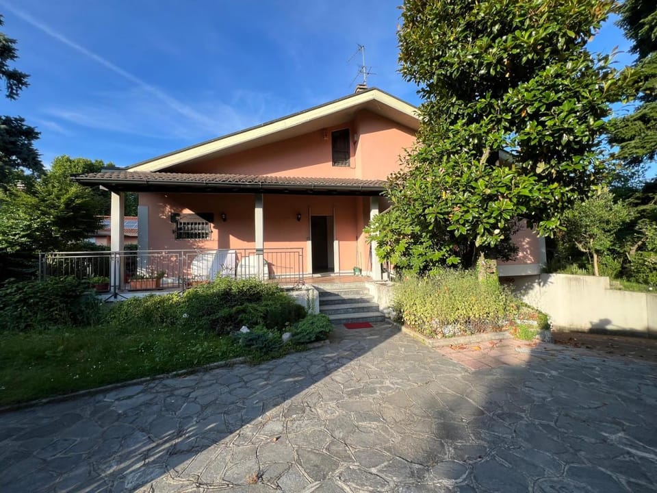 Stanza in Villa di pregio con giardino a 10 minuti da Milano - Parcheggio Gratuito Vacation rental in Milan