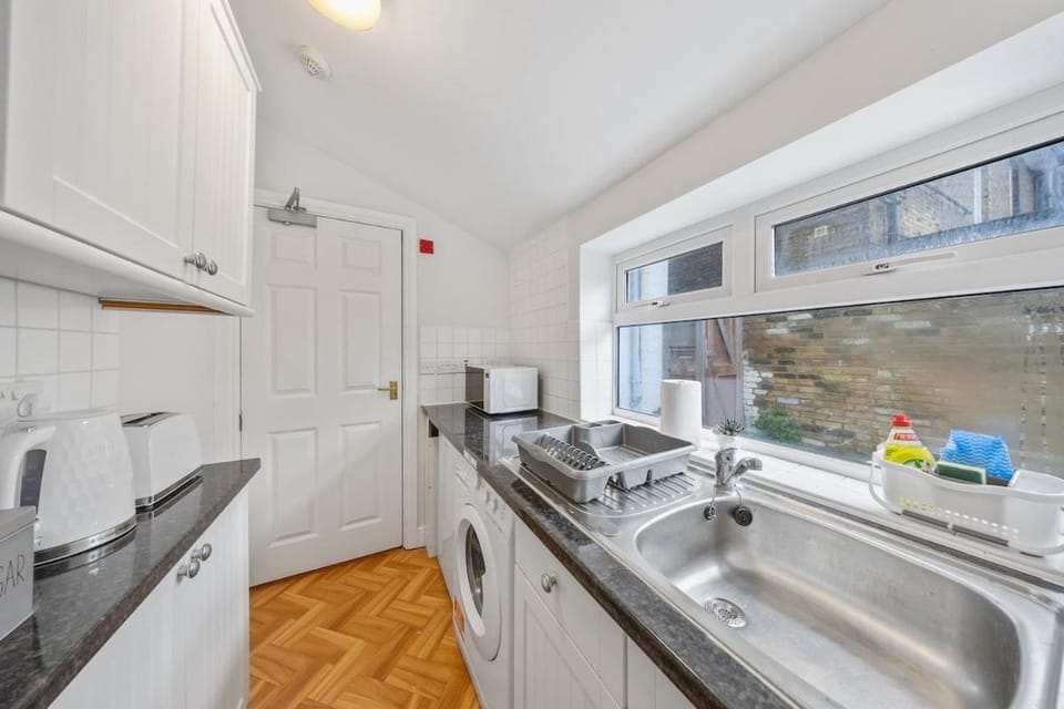 Modern 1BR - 10 Min Walk to Gravesend Station Apartment in Gravesend