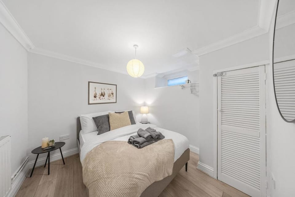Modern 1BR - 10 Min Walk to Gravesend Station Apartment in Gravesend