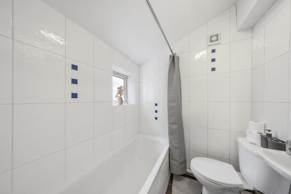 Modern 1BR - 10 Min Walk to Gravesend Station Apartment in Gravesend