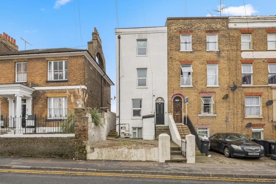 Modern 1BR - 10 Min Walk to Gravesend Station Apartment in Gravesend