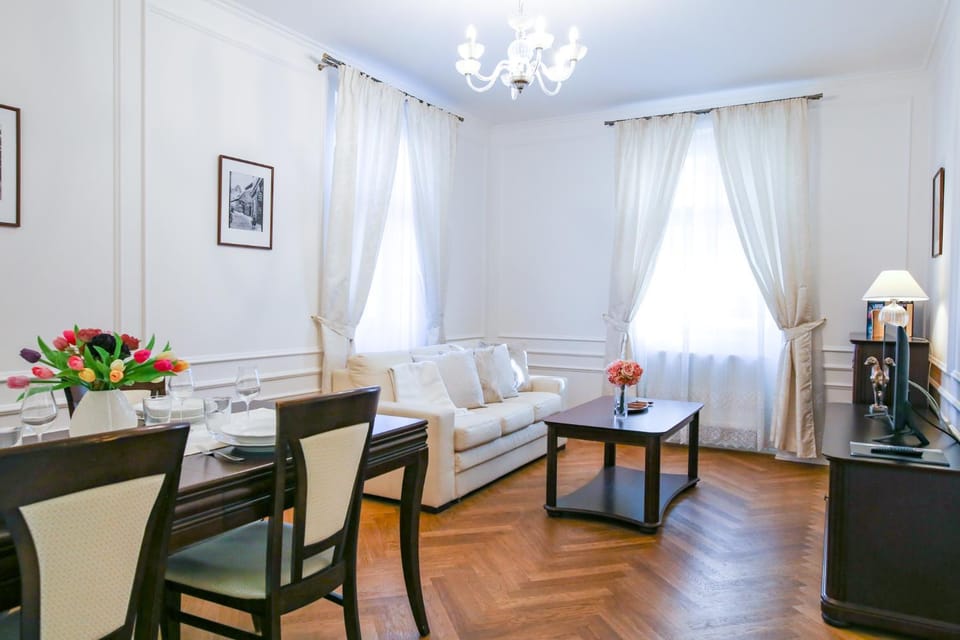 Living room, Seating area, Dining area