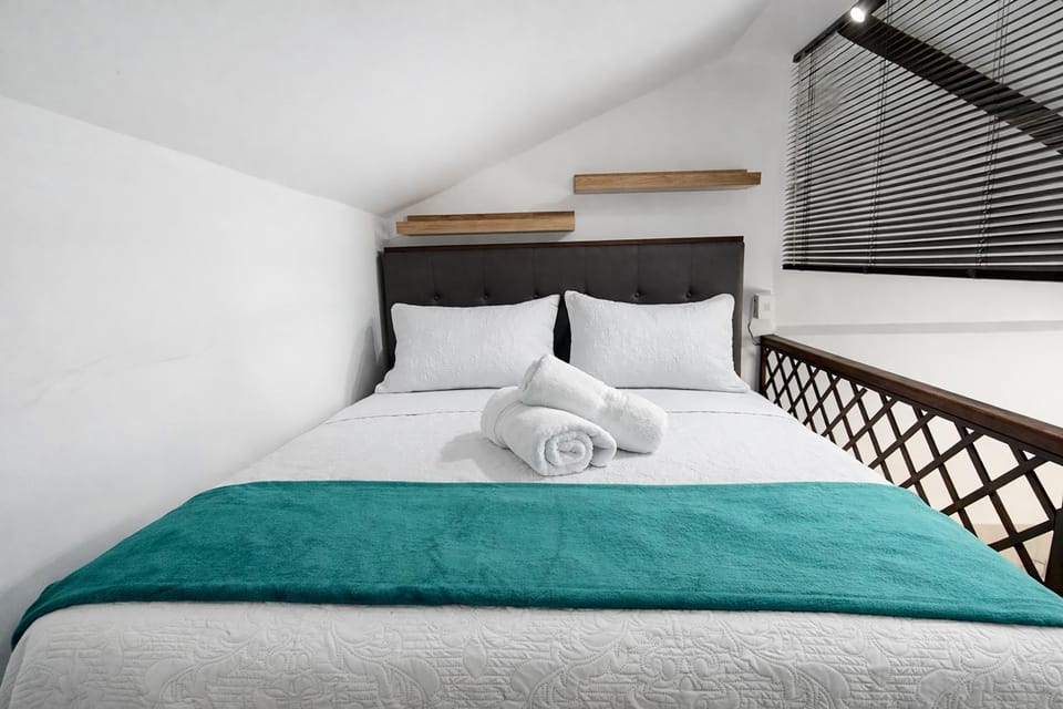 Bed, Photo of the whole room, Bedroom, towels