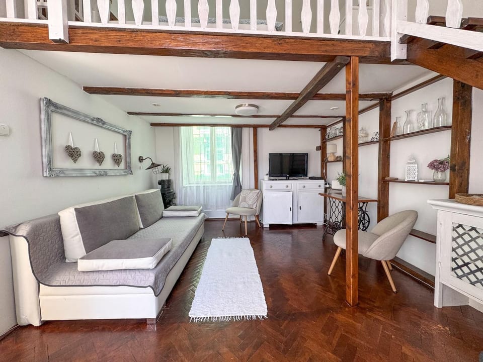 Communal lounge/ TV room, TV and multimedia, Living room, Seating area