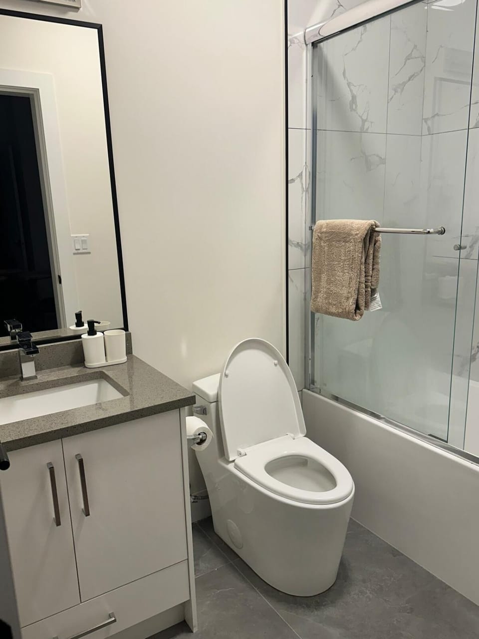 Cozy 2 Bedroom Suite in Burnaby Apartment in New Westminster