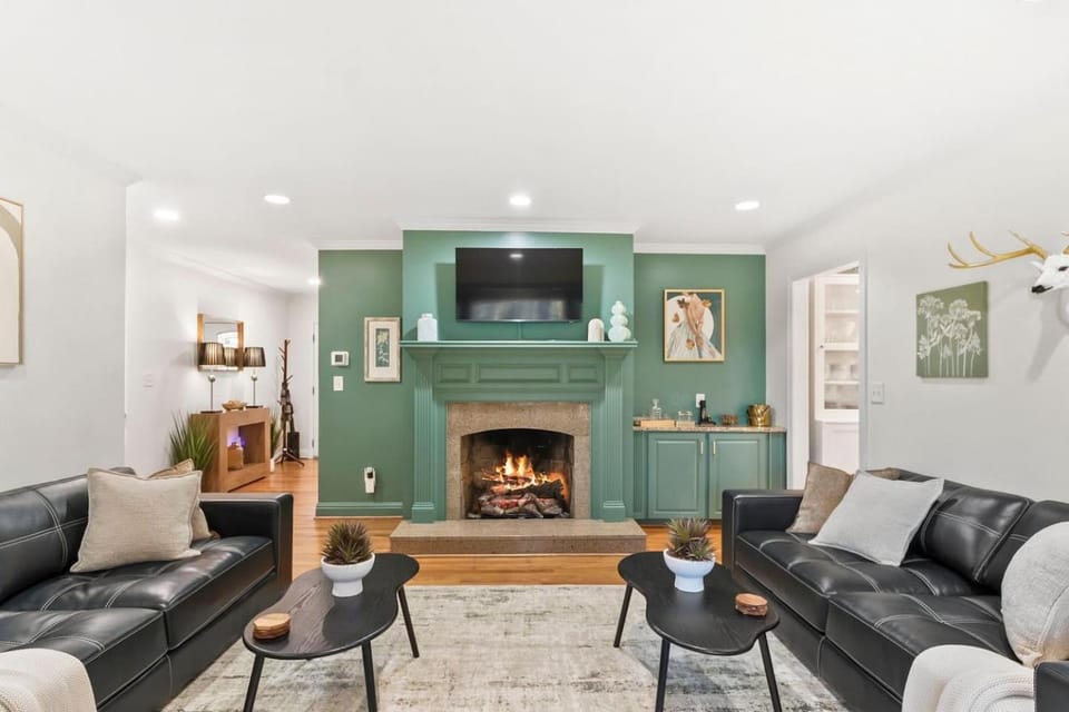 4 King Beds Buckhead Oasis with Gazebo, Ping Pong, Cornhole, & Huge Yard House in Buckhead