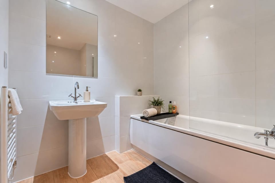 1BR Flat Sleeps 6 - 15 Mins to Central London Apartment in London Borough of Southwark