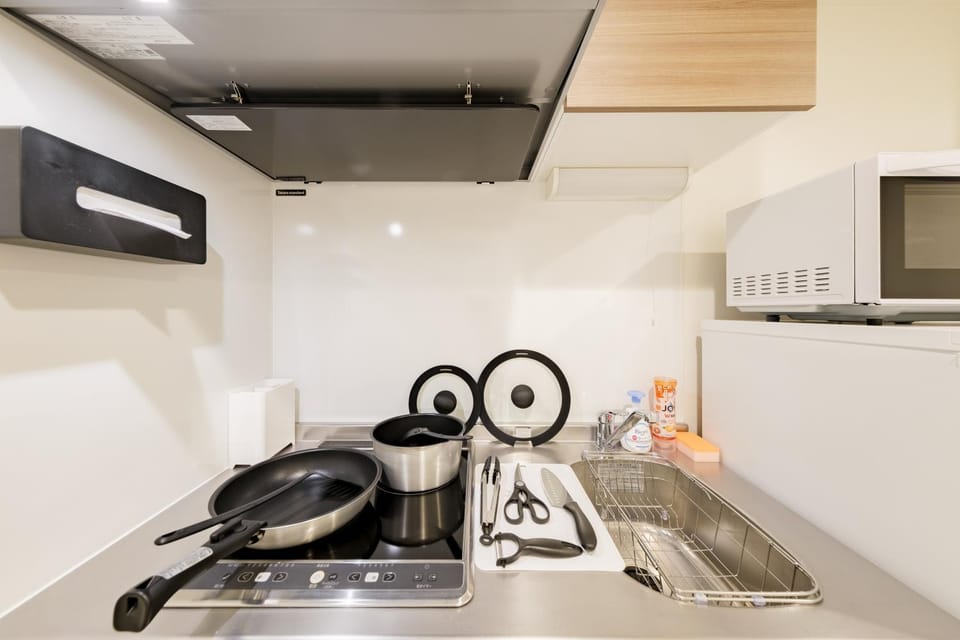 Kitchen or kitchenette, microwave, stove