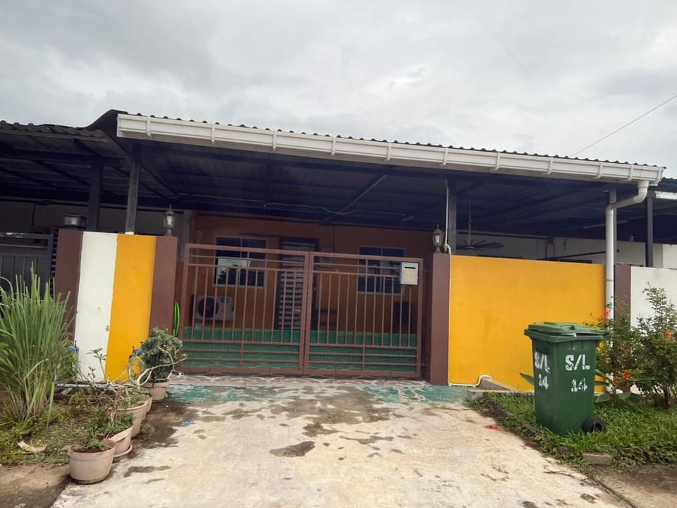 Homestay raisha House in Kuching