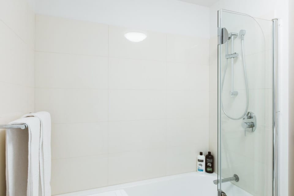 Montage Apartment + Views + Location + Car Parking Apartment in Bellerive