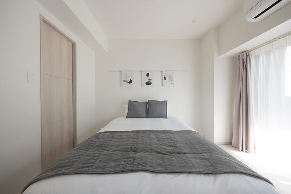 Bed, air conditioner