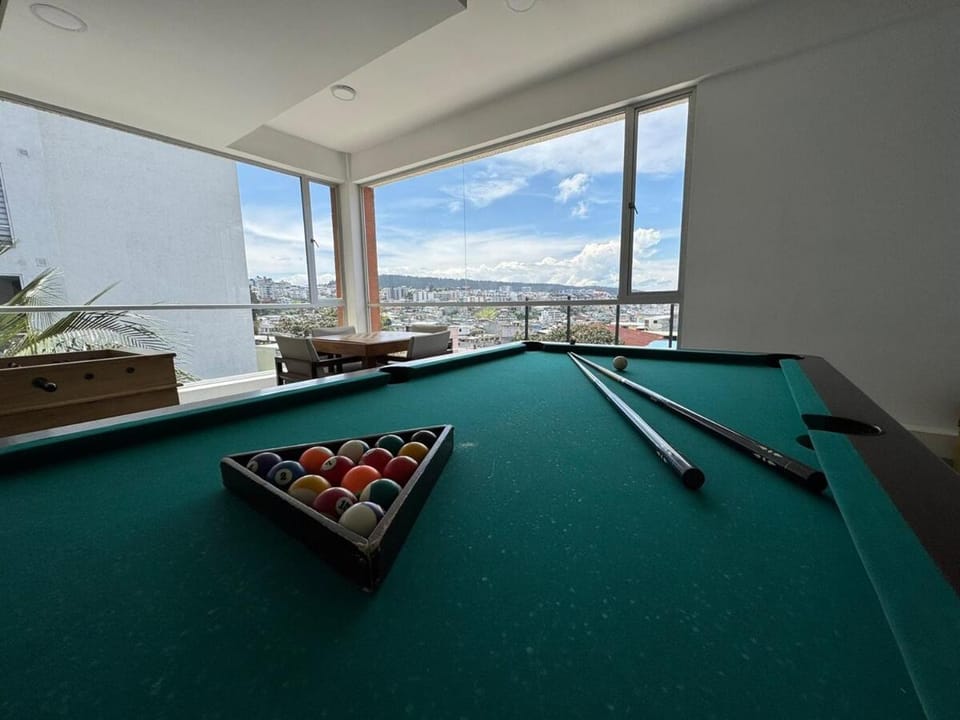 Apartamento cerca de Solca y Embajada Americana con Vista a la Ciudad GYM Apartment in Quito