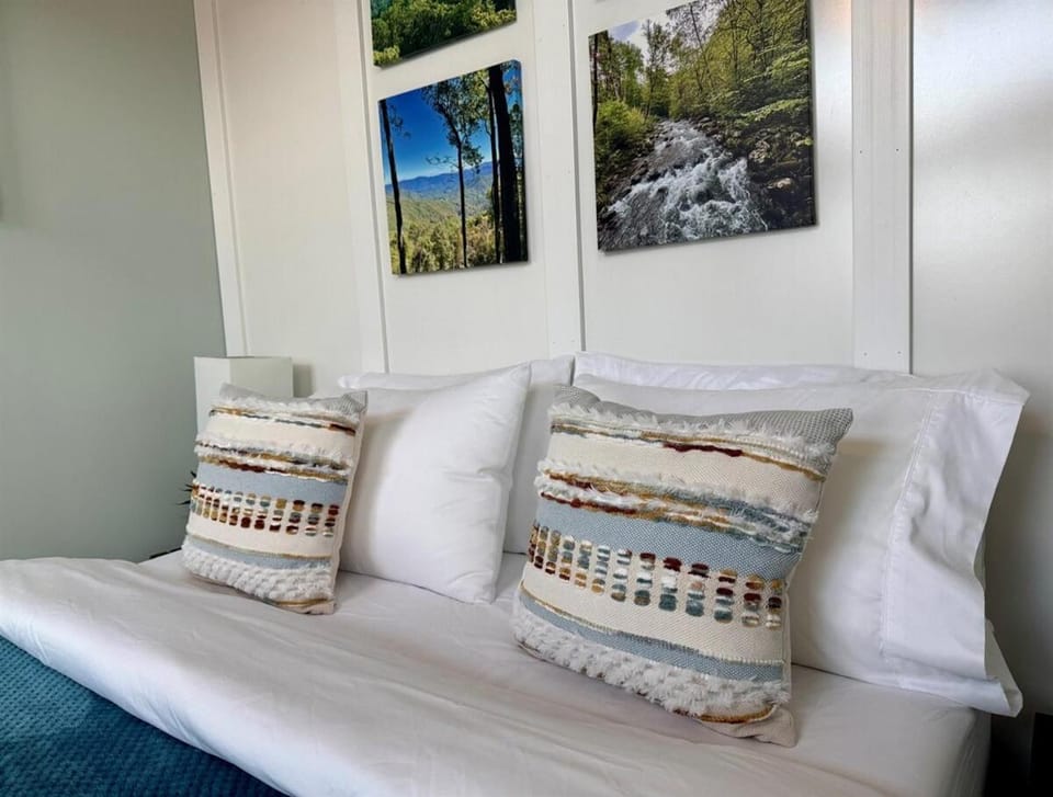 Wrigs Ridge Tiny Cabin with Views and Creek Sound Cabin in Cheoah
