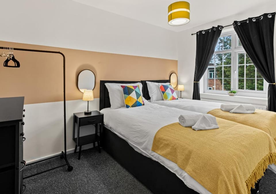 Bed, Bedroom, towels