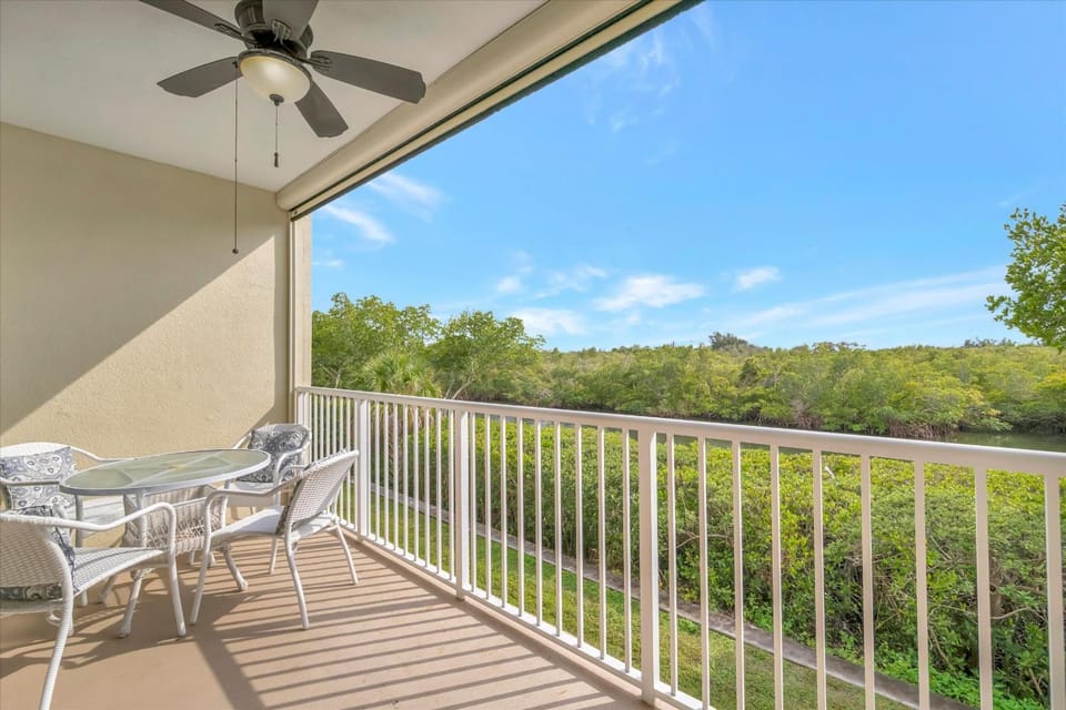 Day, Natural landscape, Balcony/Terrace, Seating area, Garden view