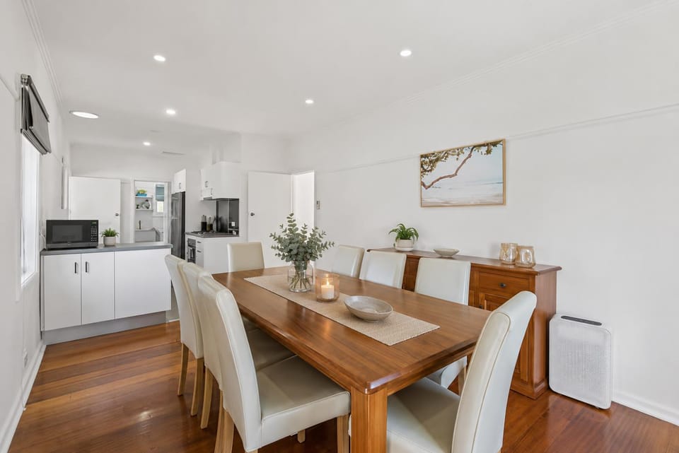 Kitchen or kitchenette, Seating area, Dining area