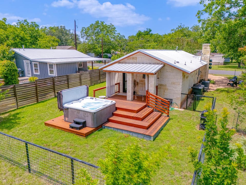 Elm Cottage - Hot Tub & 1 mile from Main st House in Fredericksburg