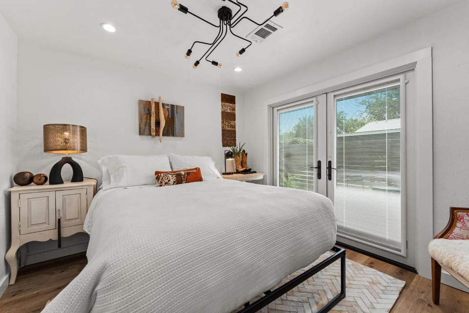 Elm Cottage - Hot Tub & 1 mile from Main st House in Fredericksburg