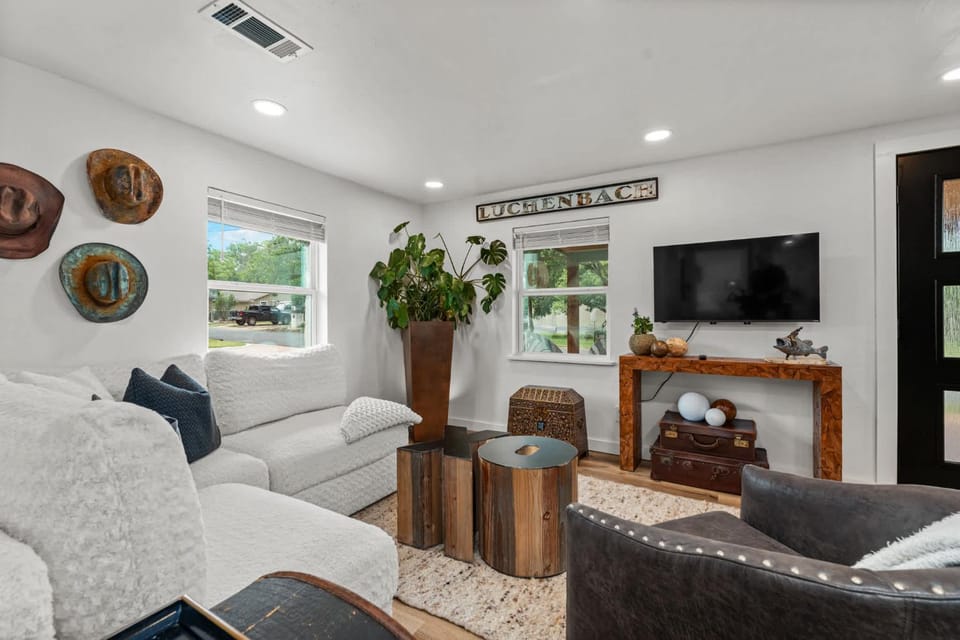 Elm Cottage - Hot Tub & 1 mile from Main st House in Fredericksburg
