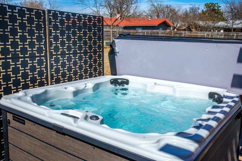 Sunrise Haus - Hot Tub & Fire Pit House in Fredericksburg