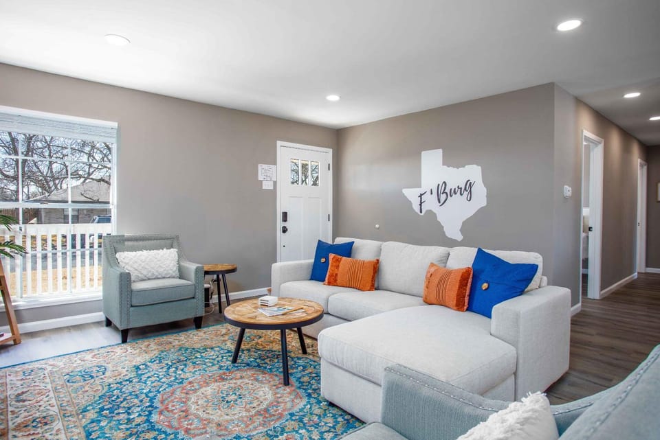Sunrise Haus - Hot Tub & Fire Pit House in Fredericksburg
