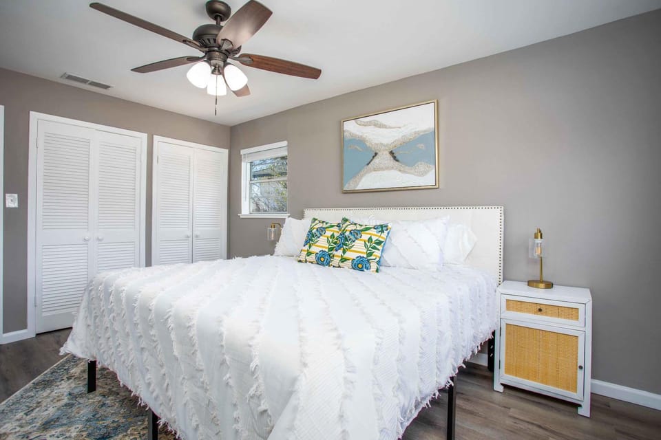 Sunrise Haus - Hot Tub & Fire Pit House in Fredericksburg