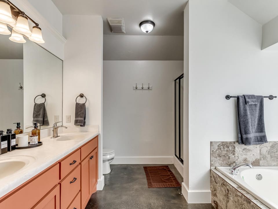 Homey Retreat near Thunder Alley House in Oklahoma City