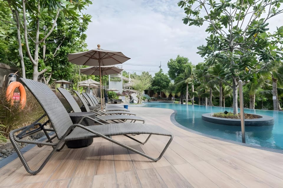 Sea View High Floor 2 BR Near Walking Street Apartment in Pattaya City