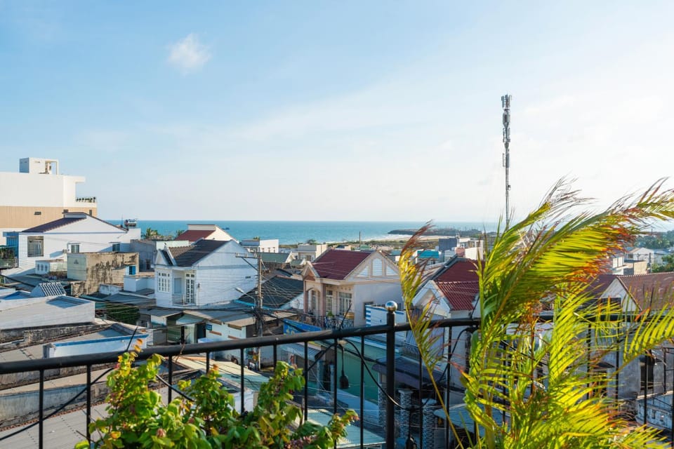 Property building, Day, Natural landscape, View (from property/room), Balcony/Terrace, City view, Sea view, Parking