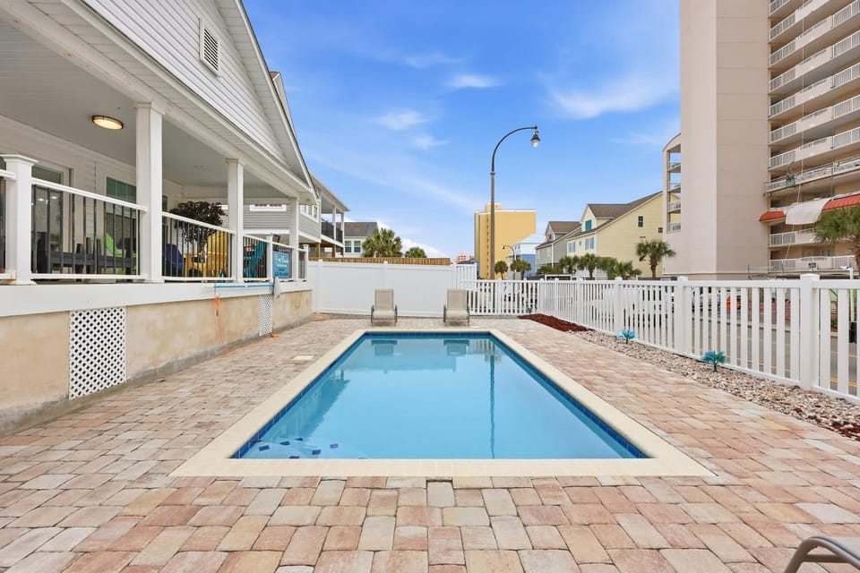 White Lotus Beach Retreat w Pool and Ocean Peek House in Crescent Beach