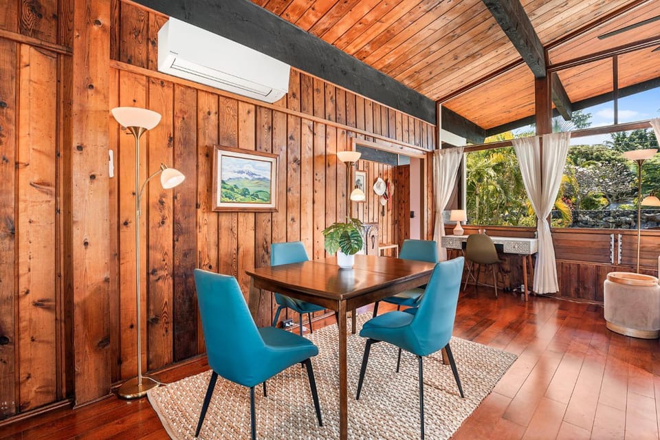 Day, Seating area, Dining area, furniture, air conditioner