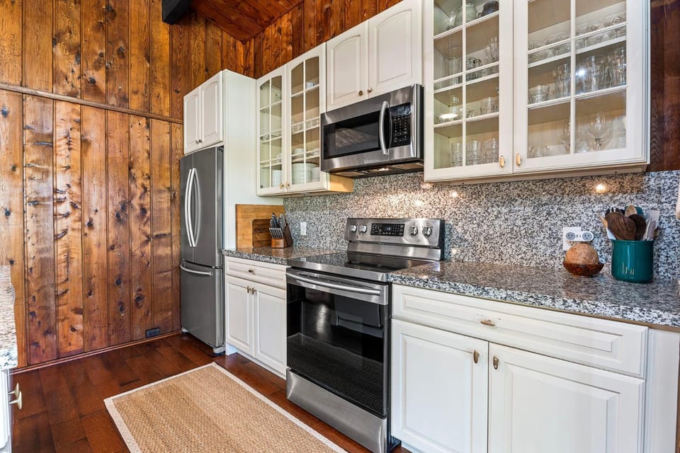 Day, Kitchen or kitchenette, microwave, oven, stove, wardrobe, kitchen