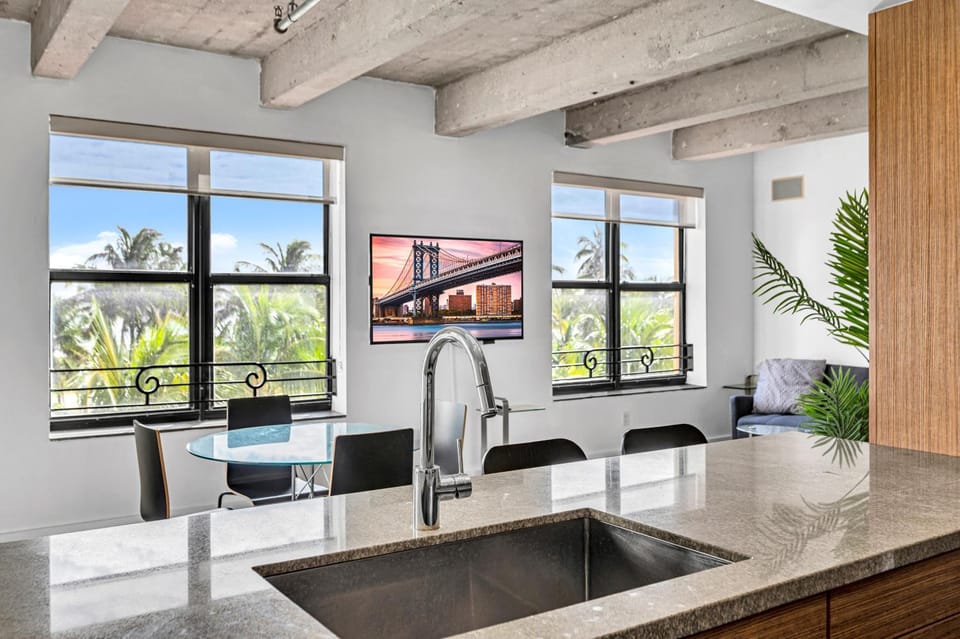 TV and multimedia, View (from property/room), Kitchen or kitchenette, Dining area, Evening entertainment, Sea view