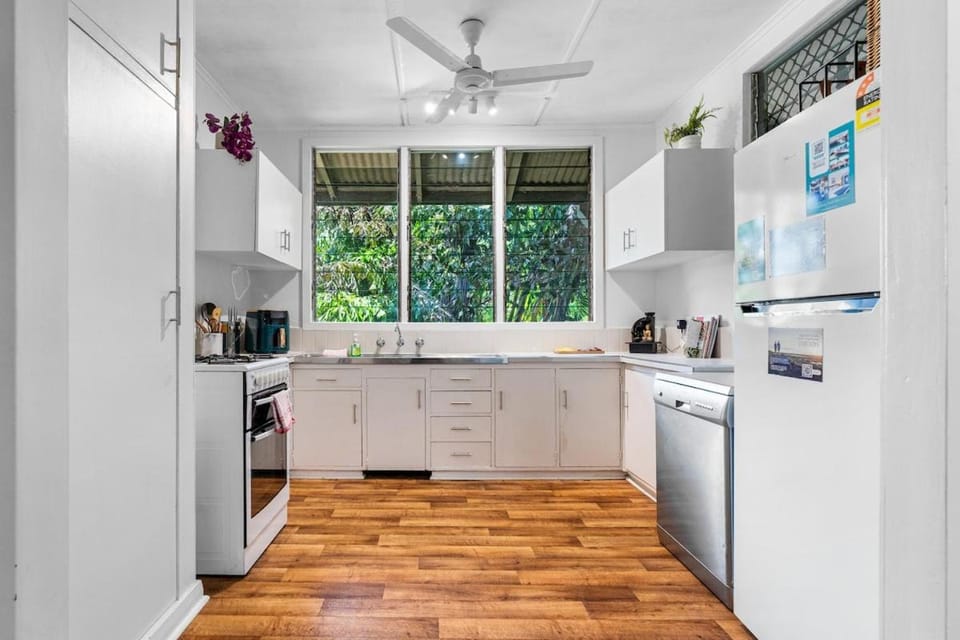 Zen City Tropics - Fenced Yard - Balcony - Desk House in Darwin