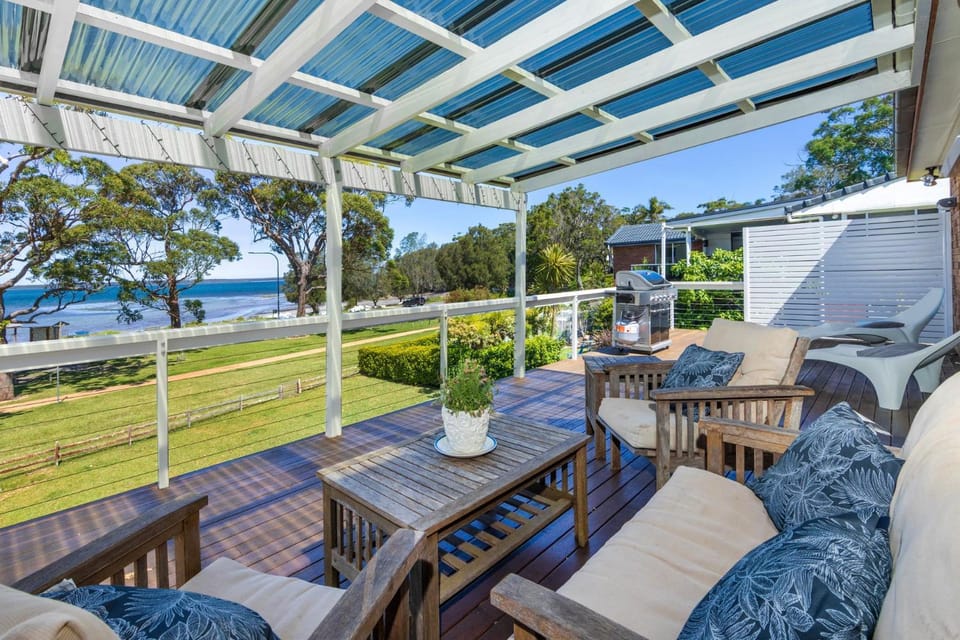 The Bay House - Fireplace - Waterfront House in Callala Bay